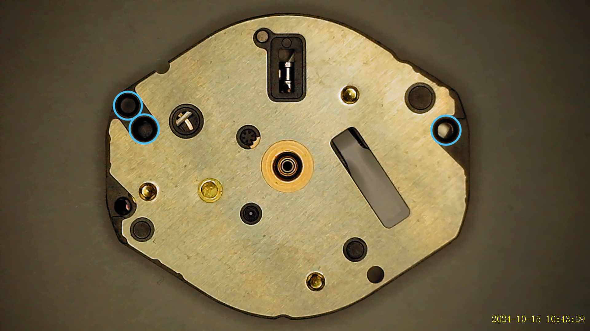 Front face of the Y121E(S) movement.